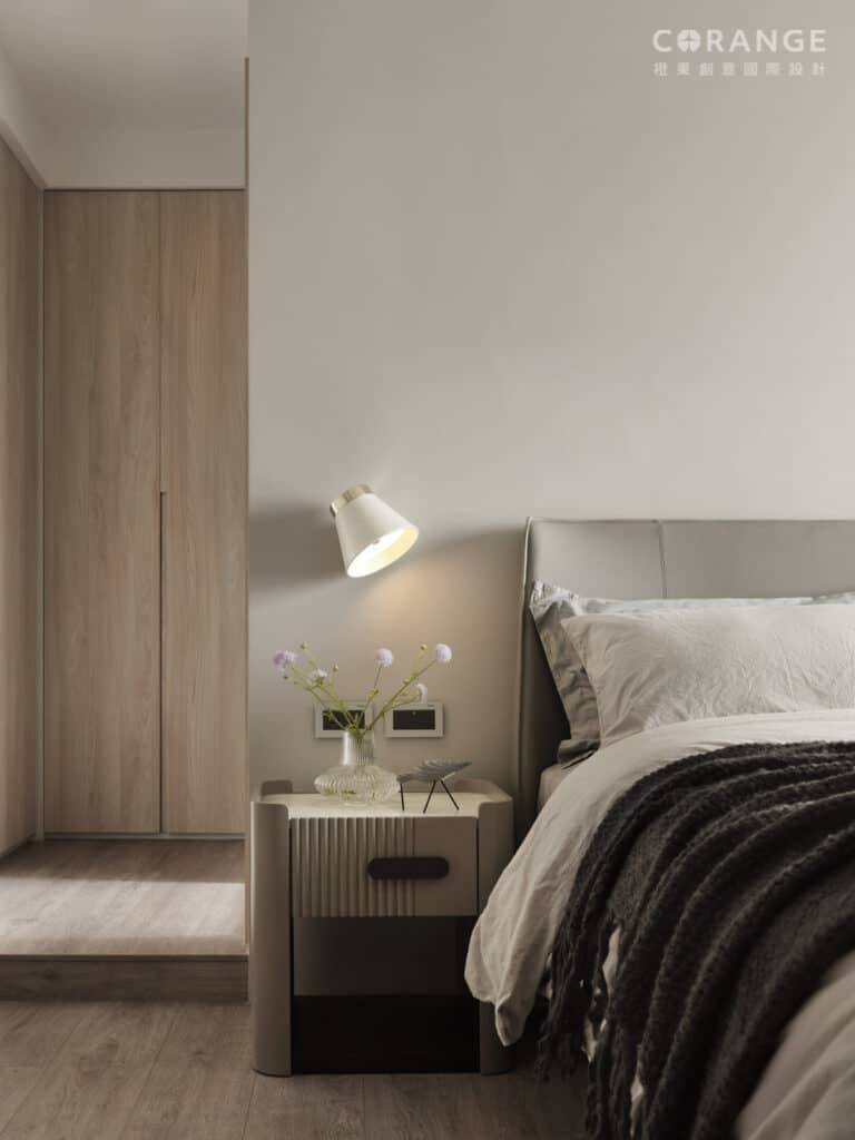 北歐風格室內設計，使用北歐風配色(白色、灰色、米色和淺木色)的臥室空間。