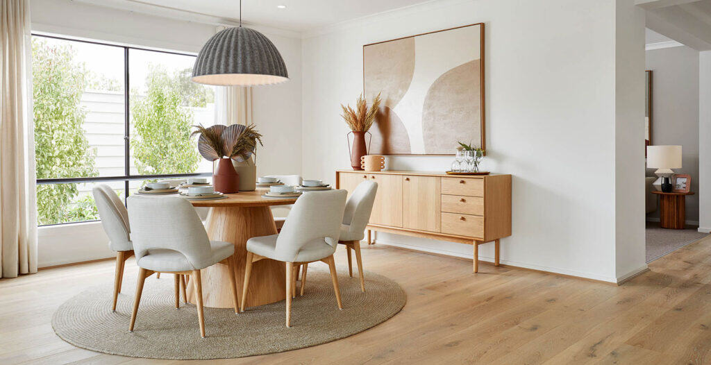 北歐風裝潢室內設計，使用北歐風格畫作、餐桌/椅，柔和色調配色，讓空間呈現寧靜放鬆氛圍