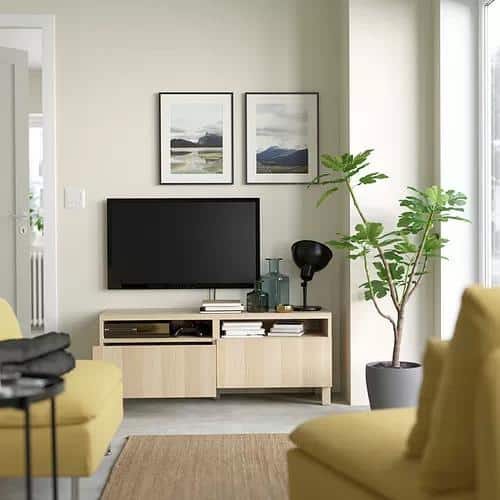 IKEA北歐風電視牆淺木色並帶有儲物櫃和懸掛式電視的設計。