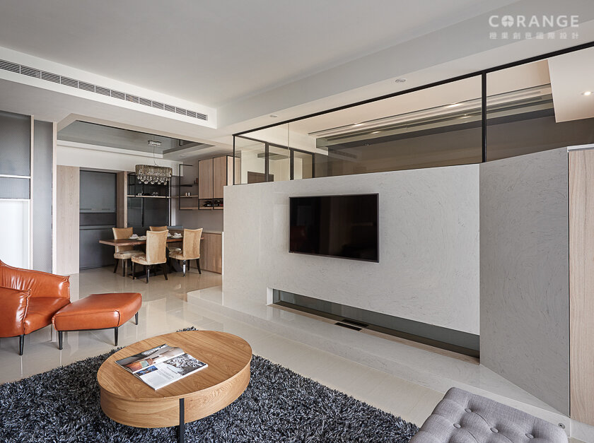 北歐風格室內設計，使用北歐風配色(白色、灰色、米色和淺木色)的客廳電視牆空間。