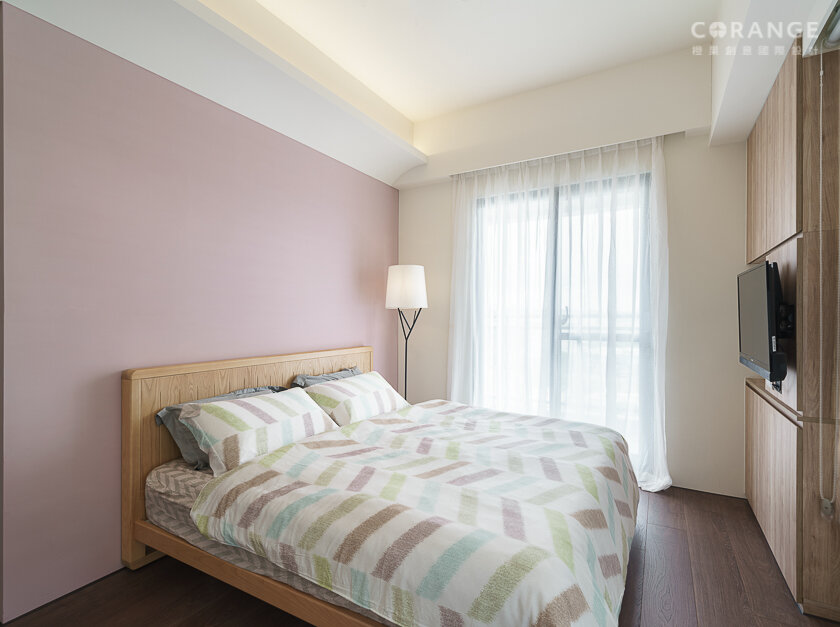 北歐風床頭板以木材製作，粉色油漆讓北歐風裝潢風格臥室設計更柔和。